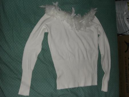 Pull blanc cassé manche longue avec col en plumes